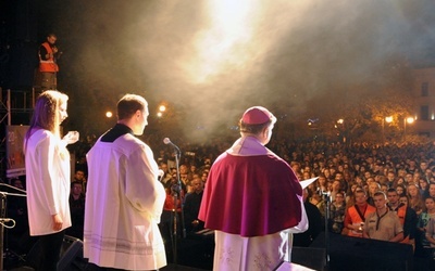 Bp Henryk Tomasik na Apelu Młodych, który w połowie września odbył się na centralnym deptaku Radomia