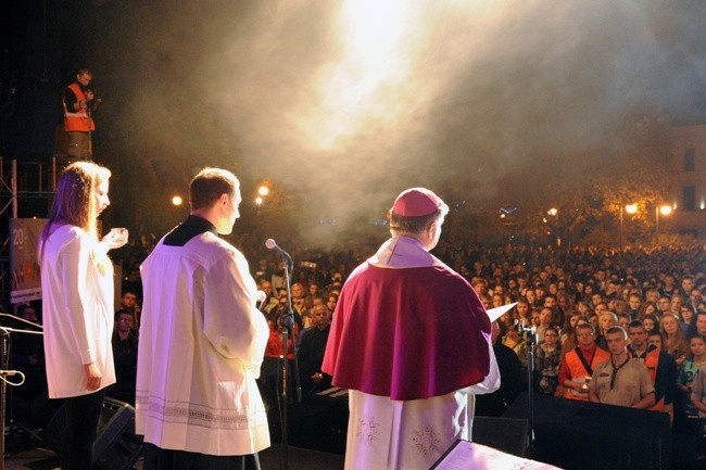 Bp Henryk Tomasik na Apelu Młodych, który w połowie września odbył się na centralnym deptaku Radomia