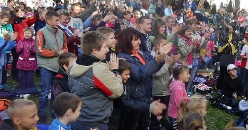 Około osiem tysięcy dzieci i młodzieży wypełniło plac przed sanktuarium św. Stanisława Kostki
