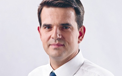 Jacek Tomczak jest radcą prawnym, samorządowcem i politykiem. W wyborach prezydenckich w 2010 r. wbrew oficjalnemu stanowisku swojej partii poparł kandydaturę Marka Jurka. Ma 40 lat
