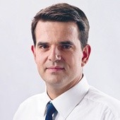 Jacek Tomczak jest radcą prawnym, samorządowcem i politykiem. W wyborach prezydenckich w 2010 r. wbrew oficjalnemu stanowisku swojej partii poparł kandydaturę Marka Jurka. Ma 40 lat