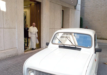 Najnowszy samochód papieża, renault 4, ma niemal 30 lat 
