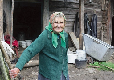 Pani Władzia mieszka sama w środku lasu, gdzie zajmuje się sporym gospodarstwem