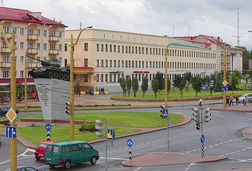 Wjeżdżających do Grodna witają czołg i napis:  „Białoruś da się lubić” 