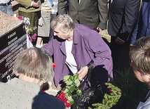 Rodzone siostry Zygfryda Kulińskiego „Albina” przy pomniku w Gałkach Starych, w parafii Mała Wieś, w miejscu schwytania ich brata przez UB 