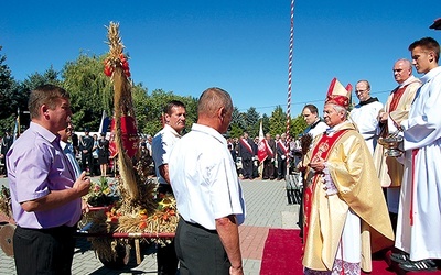  Biskup Henryk Tomasik święcił przyniesione do ołtarza wieńce 