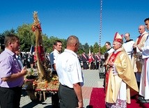  Biskup Henryk Tomasik święcił przyniesione do ołtarza wieńce 