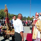  Biskup Henryk Tomasik święcił przyniesione do ołtarza wieńce 