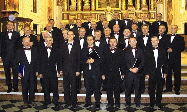  Kolegiacki chór męski występuje podczas najważniejszych uroczystości