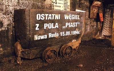  Ostatni wagonik z tutejszym węglem stoi dziś w muzeum.  Można żywić nadzieję, że nie jest on jednak ostatni