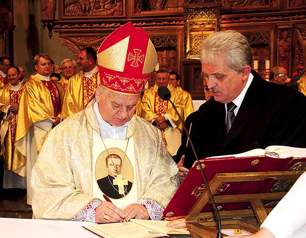 Bp Tadeusz Rakoczy i burmistrz Marian Trela podczas podpisania prośby do Stolicy Apostolskiej