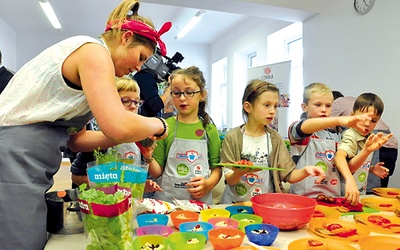  „Szkolne Smaki – Szkoły Dobrego Żywienia” ma na celu wprowadzić w szkołach nowoczesny system żywienia, który zapewni dzieciom odpowiednią dla ich wieku dietę