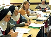 KUL przyciąga na studia i świeckich, i wiele osób konsekrowanych