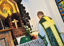 Góra Chełmska, 22 września. Kapłan w „skrzypcowym” ornacie i z manipularzem na ręku sprawuje Mszę św. w języku łacińskim, tyłem do wiernych.