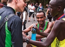  Zwycięzca tegorocznej edycji Bytomskiego Półmaratonu (w środku) po ukończonym biegu