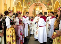  Biskup Jan Kopiec pobłogosławił odnowiony instrument 