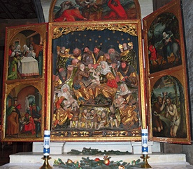 W boguszyckim kościele znajdują się 3 zabytkowe, rzeźbione ołtarze