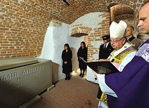  Uroczystościom pogrzebowym Sławomira Mrożka przewodniczył metropolita krakowski kard. Stanisław Dziwisz