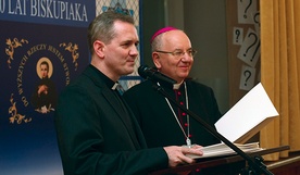 Abp Stanisław Budzik  oraz ks. Grzegorz Strug, dyrektor szkoły, dziękowali wszystkim za wkład w kształtowanie charakteru szkoły