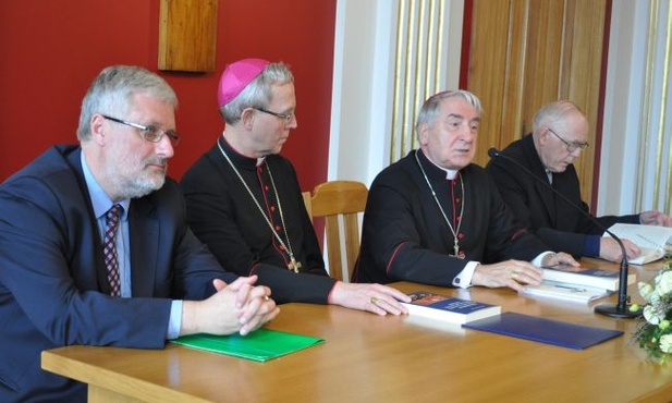 W prezentacji książki wzięli udział (od lewej): Marcin Przeciszewski, bp Piotr Libera, abp Józef Kowalczyk i ks. prof. Wojciech Góralski