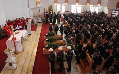 Kamesznica: pogrzeb górników, którzy zginęli w wypadku w Przybędzy