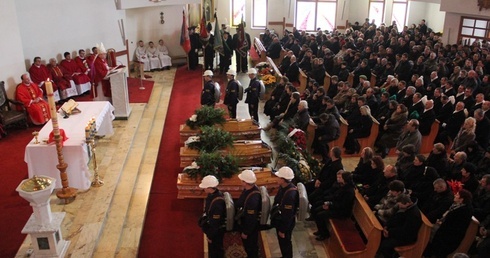 Kamesznica: pogrzeb górników, którzy zginęli w wypadku w Przybędzy