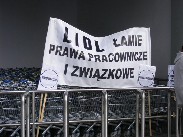 Protest przed Lidlem