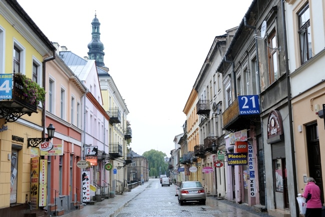 Ul. Rwańska łączy główny deptak Radomia (ul. Żeromskiego) z rynkiem miejskim