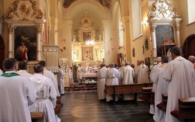 Księża z zachodniej części diecezji łowickiej modlili się w sanktuarium Matki Bożej w Głogowcu