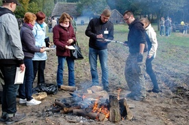 Nie brakowało chętnych, by spróbować ziemniaków prosto z ogniska