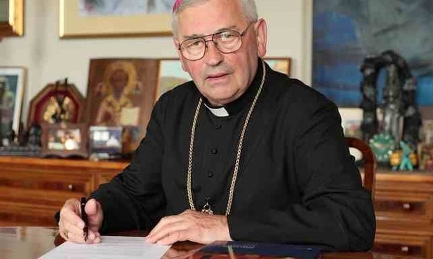 Bp Pieronek: Nie róbcie z Kościoła siedliska pedofilów
