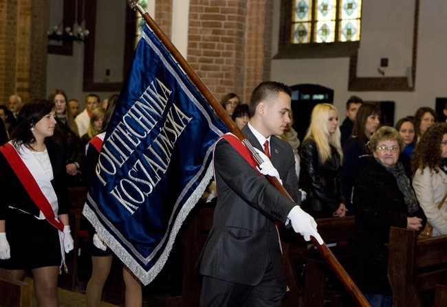 Żacy i wykładowcy politechniki rozpoczęli nowy rok akademicki od Mszy św. w katedrze