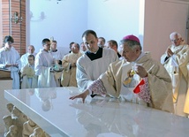 Bp Henryk Tomasik dokonuje namaszczenia ołtarza, na którym sprawowana jest Eucharystia