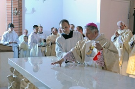 Bp Henryk Tomasik dokonuje namaszczenia ołtarza, na którym sprawowana jest Eucharystia