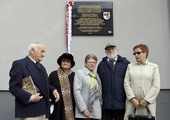 Przedstawiciele żydowskich gmin wyznaniowych pod tablicą upamiętniającą synagogę