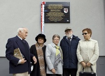 Przedstawiciele żydowskich gmin wyznaniowych pod tablicą upamiętniającą synagogę