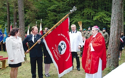 Szkolną chorągiew poświęcił bp Krzysztof Nitkiewicz