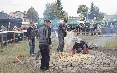  Ponad 1000 kg kartofli upieczono w dzień św. Tekli