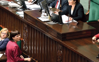 Kaja Godek prezentowała w Sejmie obywatelski projekt ustawy zakazującej zabijania chorych nienarodzonych dzieci. Marszałek Ewa Kopacz próbowała przekonać ją, aby w swoim wystąpieniu nie nazywała aborcji zabijaniem nienarodzonych dzieci