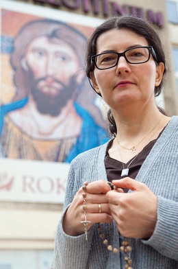 Agnieszka Woś prowadzi portal rosemaria.pl, na którym zbierane są świadectwa łask wyproszonych dzięki Nowennie Pompejańskiej