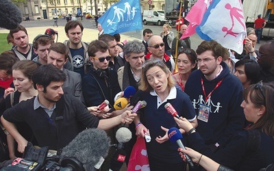 Ludovine de la Rochère wyjaśnia dziennikarzom ideę Manify dla Wszystkich