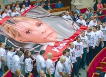 Pomimo że od 2011 r. była premier Tymoszenko siedzi w więzieniu, dla wielu Ukraińców jest nadal ich liderem