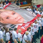 Pomimo że od 2011 r. była premier Tymoszenko siedzi w więzieniu, dla wielu Ukraińców jest nadal ich liderem
