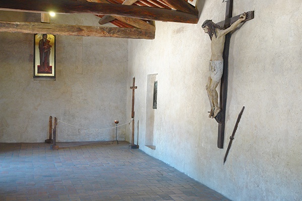 Dormitorium, z zaznaczonym miejscem śmierci św. Klary 