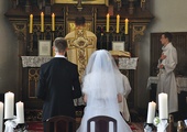  Łacińskie zdanie zawarte w tytule to nazwa formularza mszalnego używanego przy okazji ślubów – „Msza św. wotywna za nowożeńców” 
