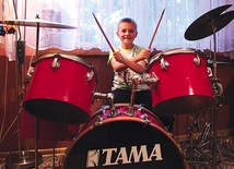  Skrzydeł można dodać na różne sposoby. 11-letni Darek z Suchej k. Zielonej Góry od darczyńcy dostał wymarzoną perkusję. Teraz swój talent rozwija w szkole muzycznej