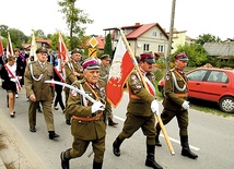  Kombatanci wraz z młodzieżą i lokalną społecznością Wilkowa oddali hołd kapitanowi Komarewiczowi