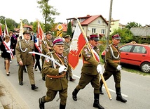  Kombatanci wraz z młodzieżą i lokalną społecznością Wilkowa oddali hołd kapitanowi Komarewiczowi