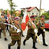  Kombatanci wraz z młodzieżą i lokalną społecznością Wilkowa oddali hołd kapitanowi Komarewiczowi