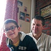  Sebastian Jabłoński z synkiem Benedyktem, dla którego codziennie stara się znaleźć jak najwięcej czasu. To priorytet